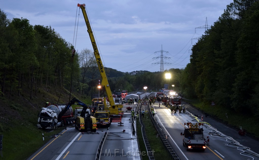 VU Gefahrgut LKW umgestuerzt A 4 Rich Koeln Hoehe AS Gummersbach P497.JPG - Miklos Laubert